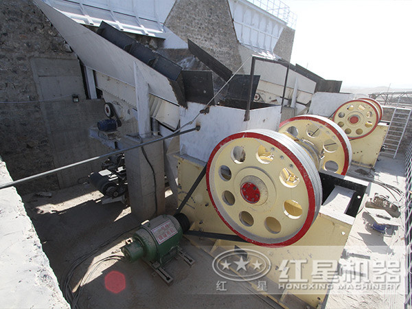 顎式破碎機(jī)作業(yè)現(xiàn)場(chǎng)